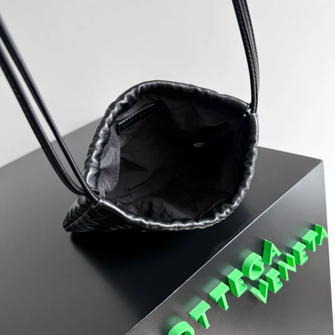 Batch 1400 BOTTEGA VENETA DUSTBAG mini size is officially launched📣📣. It still continues the classic weaving process. The lazy and casual feeling presented by the drawstring pockets is not too suitable for summer. The small back body is light and convenient. It is enough to carry lipstick and tissues when going out every day. It is not easy to make mistakes with any clothes. The shoulder strap has a buckle and pull-out design, which can be adjusted to unlock multiple carrying methods. Style number: 816987 Size: 21*16.6*1cm